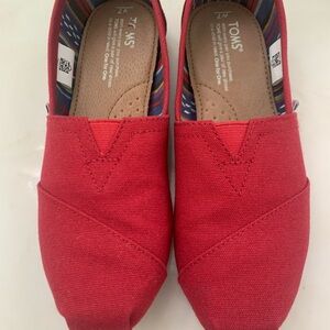 TOMS Women’s Red Canvas Classic Ballet Flat Size 7